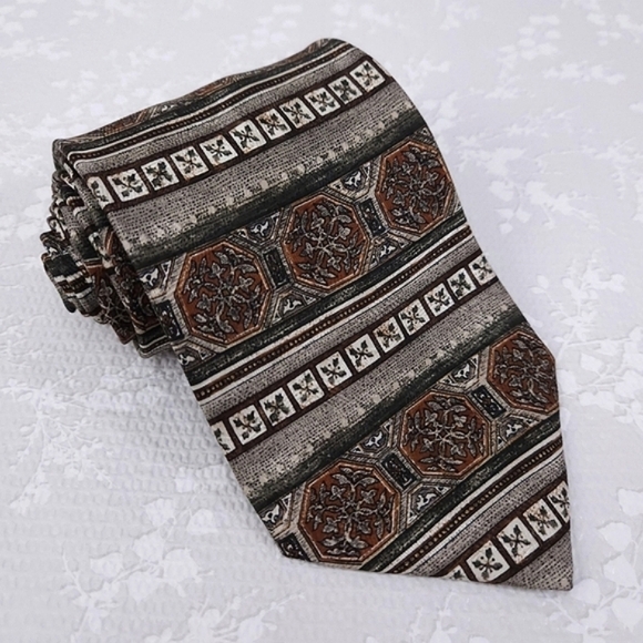 Van Heusen Silk Tie - Picture 1 of 5